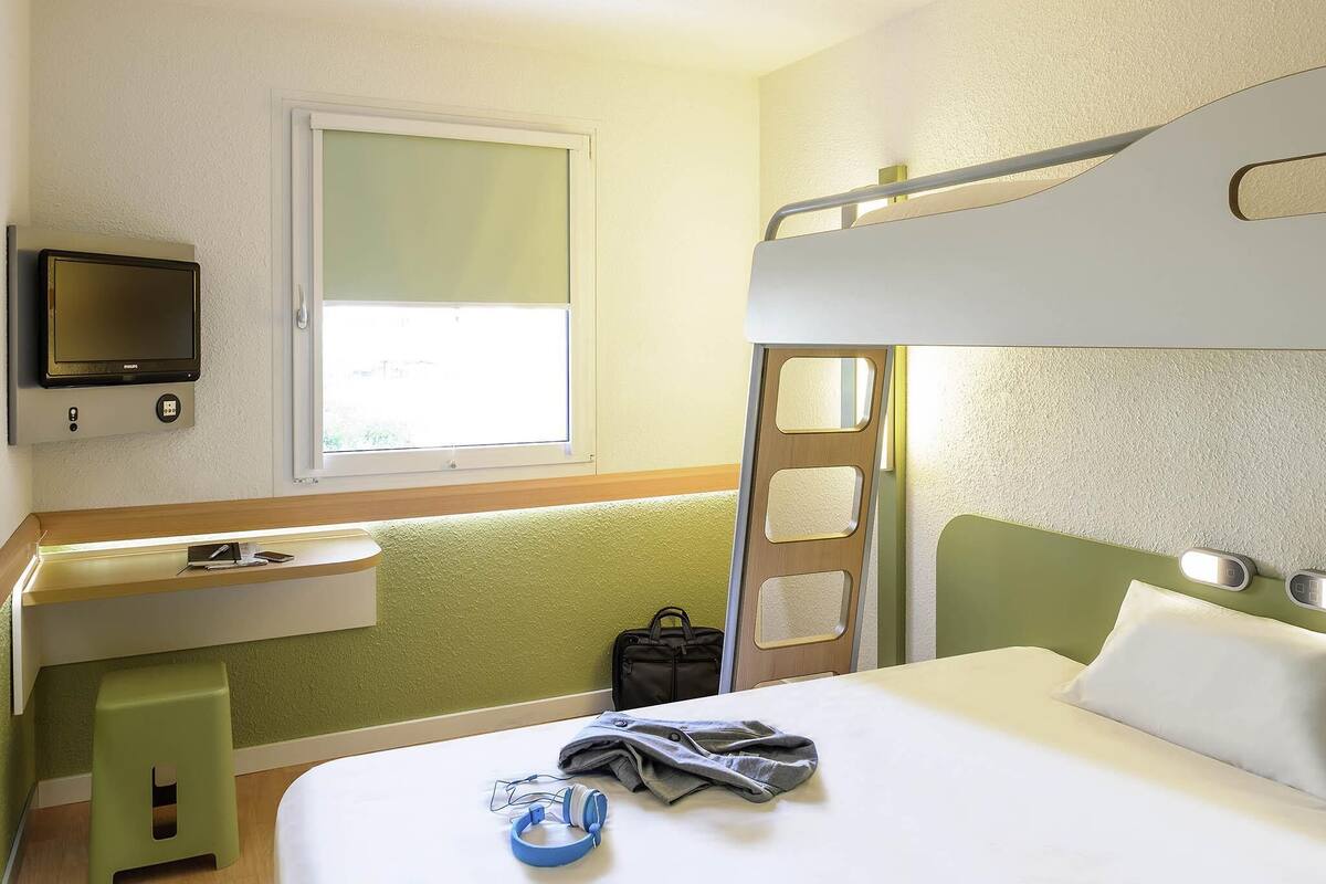 triple room, multiple beds | desk, free wifi, bed sheets