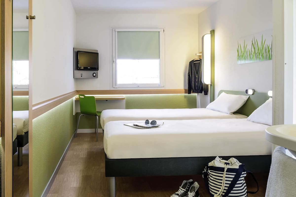 desk, free wifi, bed sheets