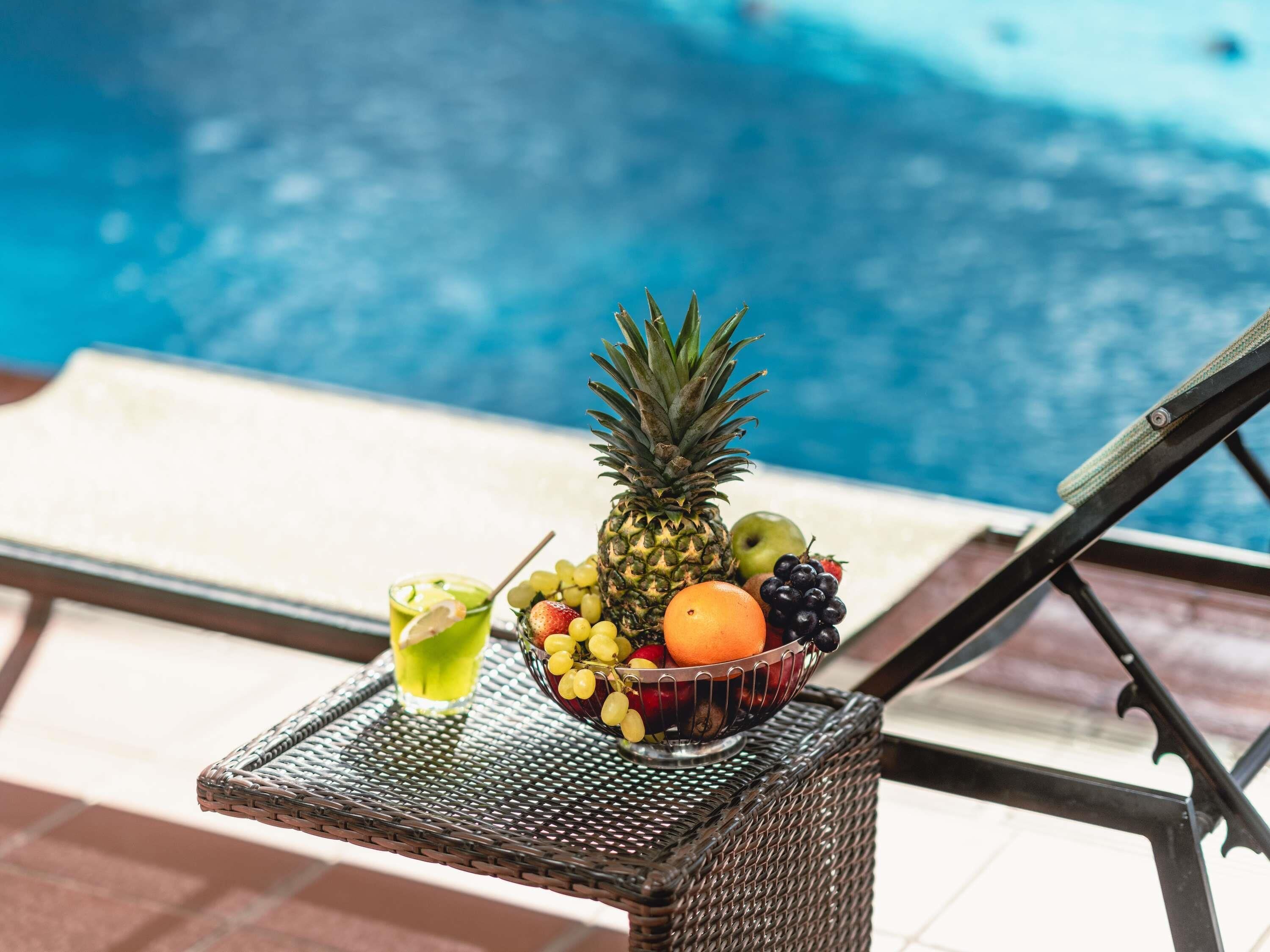 Hồ bơi ngoài trời, ghế dài tắm nắng 