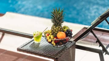 Hồ bơi ngoài trời, ghế dài tắm nắng