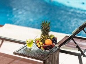 Piscine extérieure, chaises longues