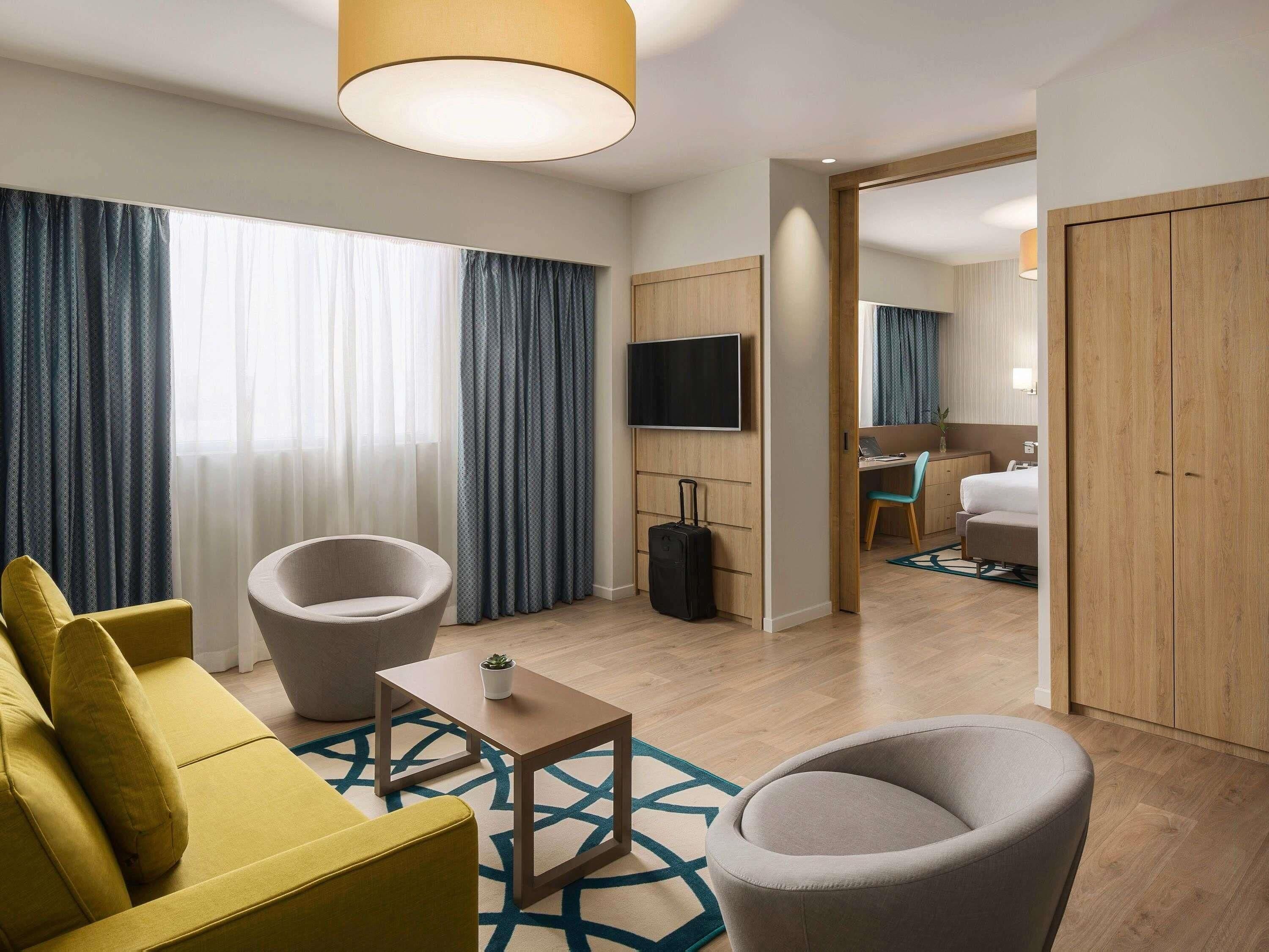 Minibar, két bảo mật tại phòng, bàn 