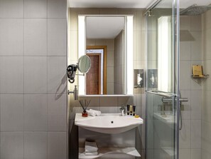Articles de toilette écologiques, sèche-cheveux, chaussons