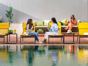 Piscine extérieure, chaises longues