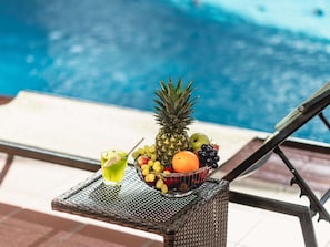 Outdoor pool, pool loungers - Adagio Jeddah City Center (Jeddah)