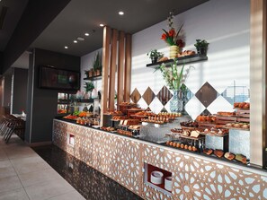 Daily continental breakfast for a fee - Adagio Jeddah City Center (Jeddah)