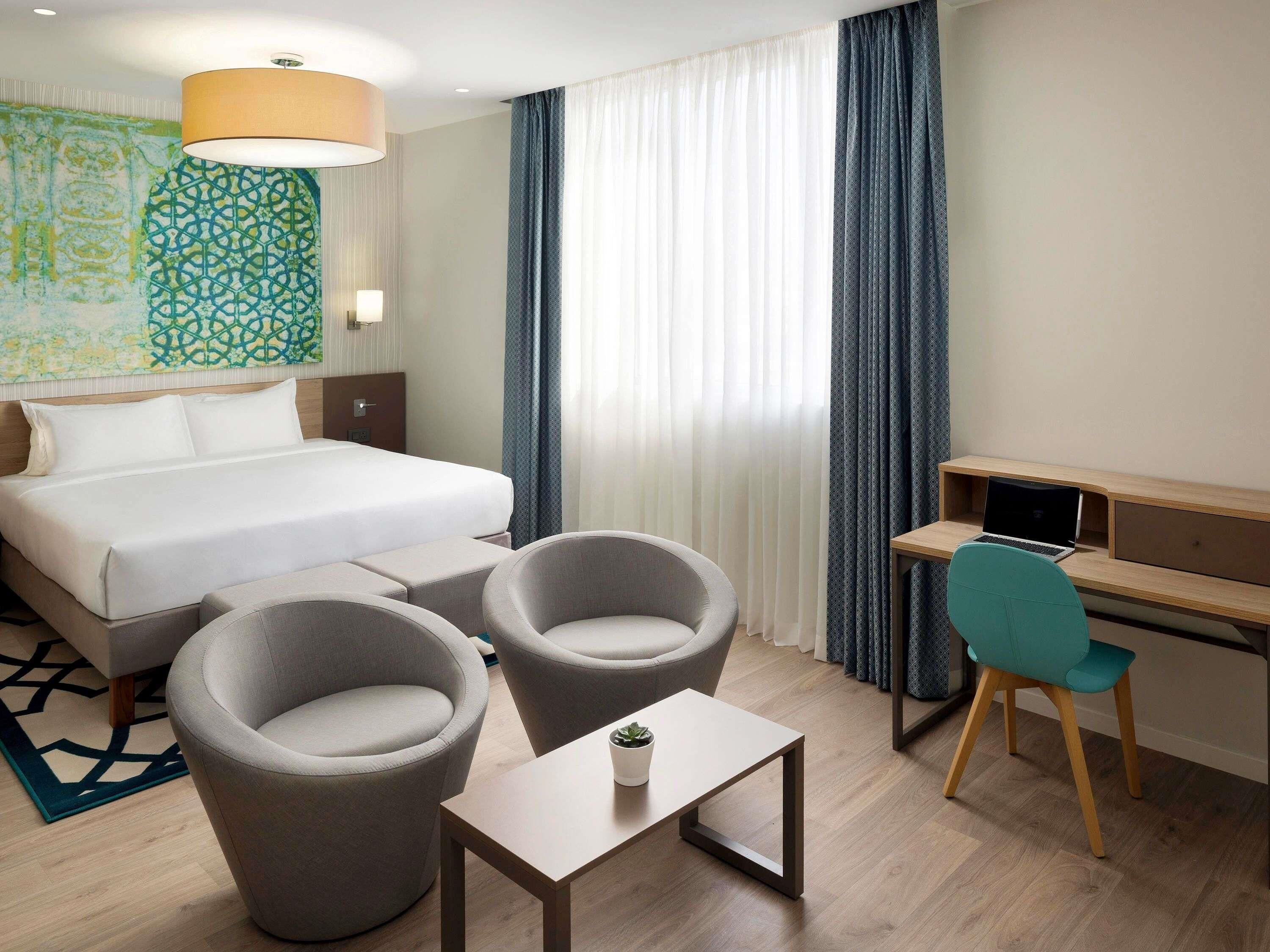 Minibar, coffres-forts dans les chambres, bureau