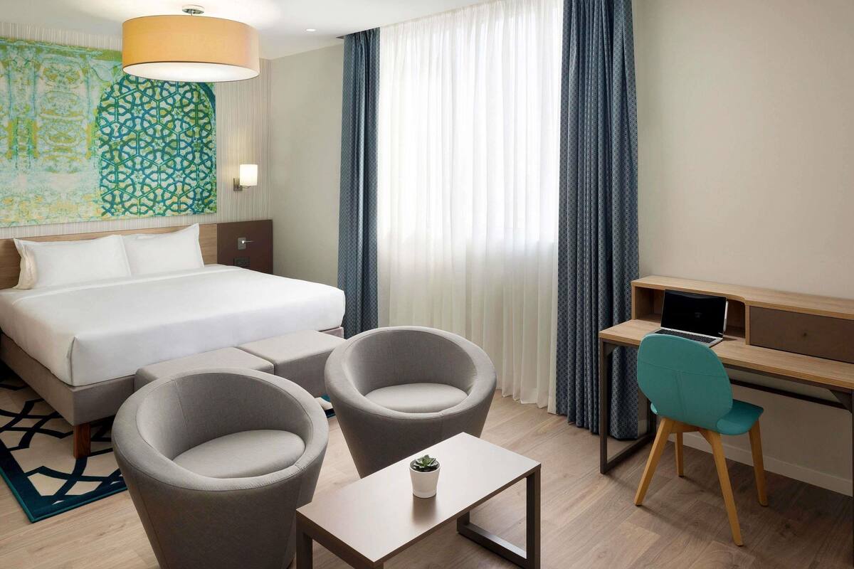 Minibar, coffres-forts dans les chambres, bureau