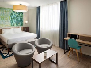 Minibar, in-room safe, desk, laptop workspace - Adagio Jeddah City Center (Jeddah)