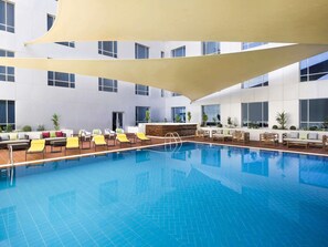 Outdoor pool, sun loungers - Adagio Jeddah City Center (Jeddah)