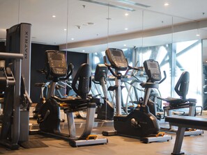 A gym with multiple treadmills and exercise equipment. - Adagio Jeddah City Center (Jeddah)