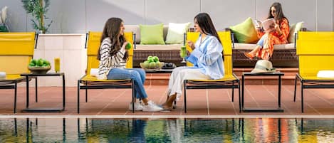 Utomhuspool och solstolar