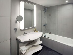 Eco-friendly toiletries, hair dryer, slippers, towels - Adagio Jeddah City Center (Jeddah)
