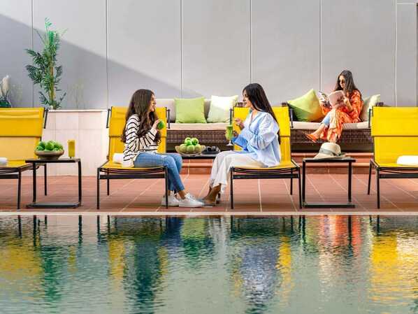 Piscine extérieure, chaises longues