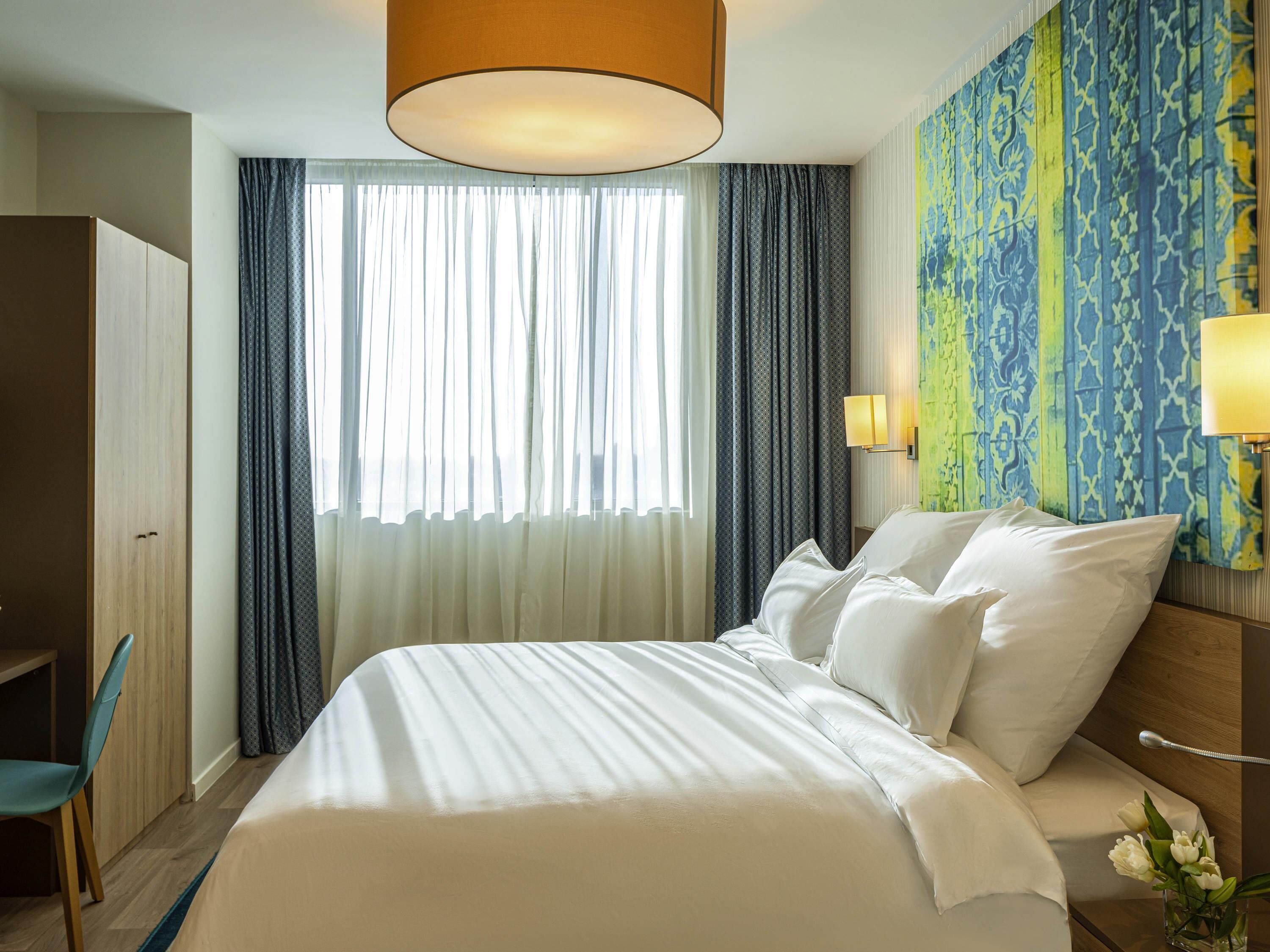 Een minibar, een kluis op de kamer, een bureau, een laptopwerkplek