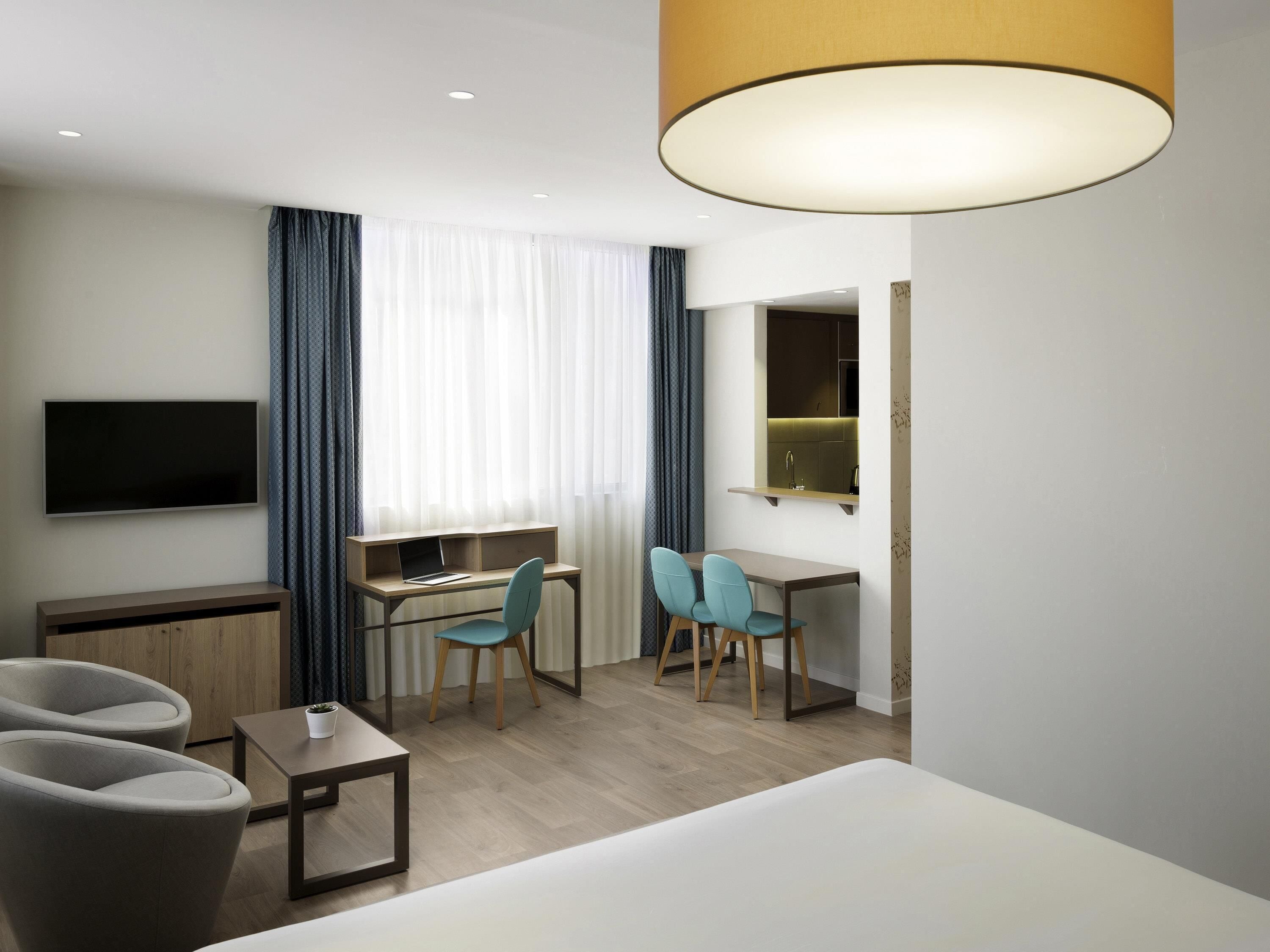 Minibar, coffres-forts dans les chambres, bureau