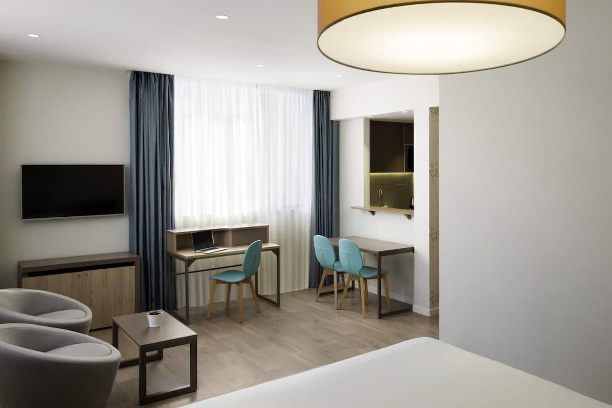 Minibar, coffres-forts dans les chambres, bureau