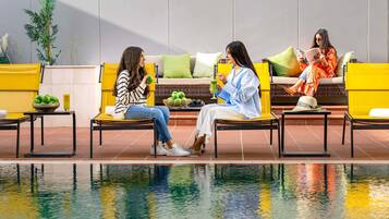 Kolam renang outdoor, dengan kursi berjemur