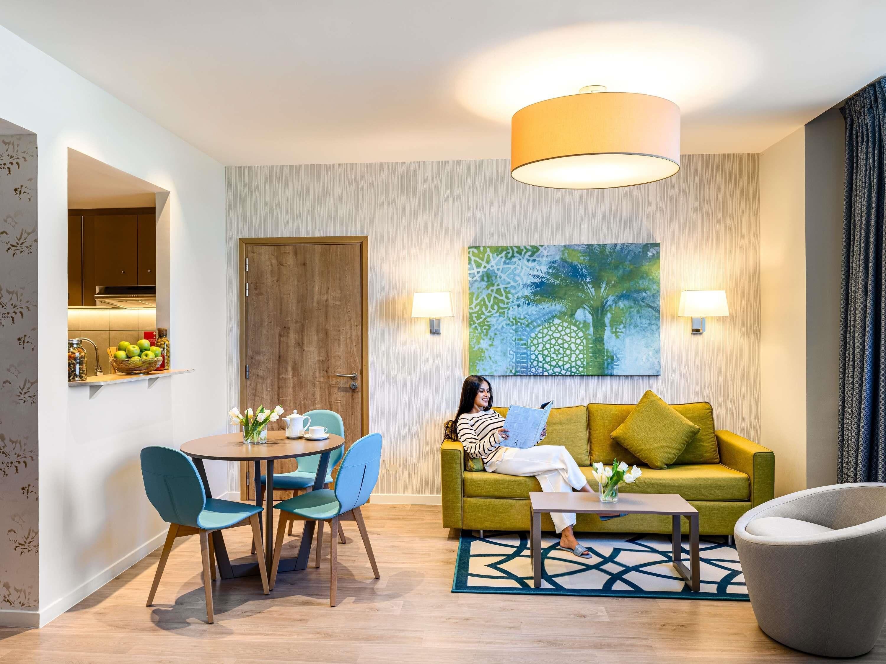 迷你吧、客房内保险箱、办公桌、笔记本电脑工作区