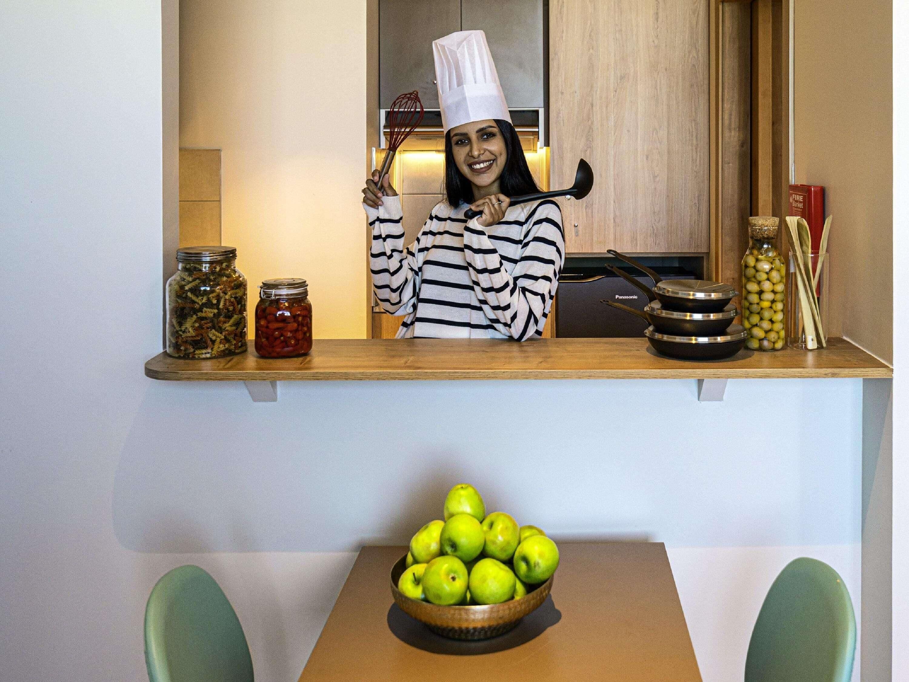 Minibar, két bảo mật tại phòng, bàn 