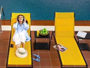 Outdoor pool, pool loungers - Adagio Jeddah City Center (Jeddah)
