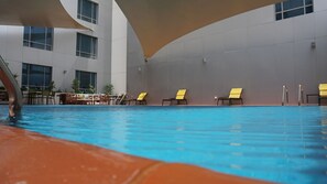 Piscine extérieure, chaises longues