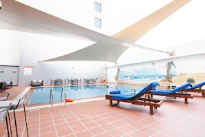 Piscine extérieure, chaises longues