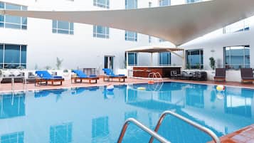 Utomhuspool och solstolar