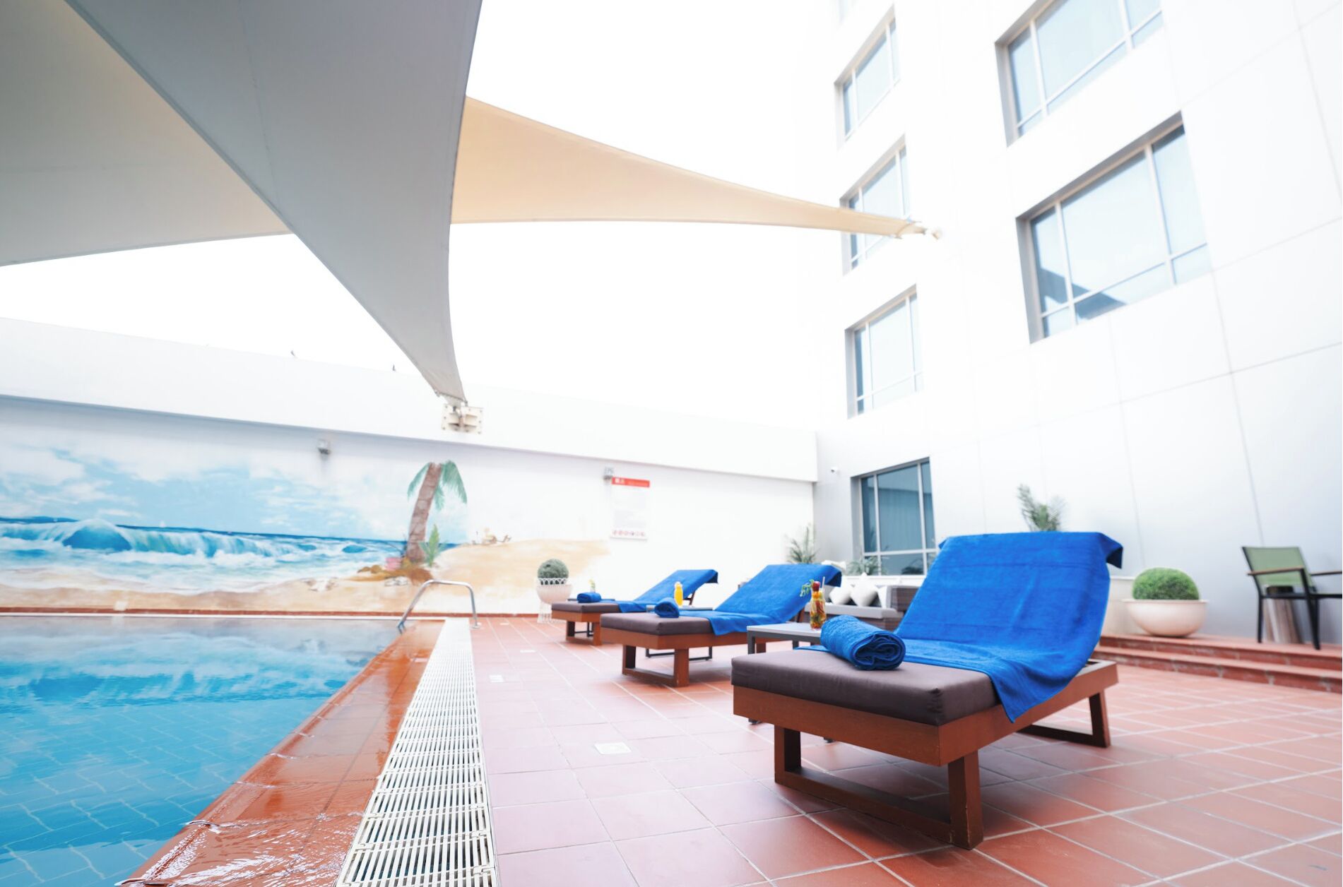 Hồ bơi ngoài trời, ghế dài tắm nắng 