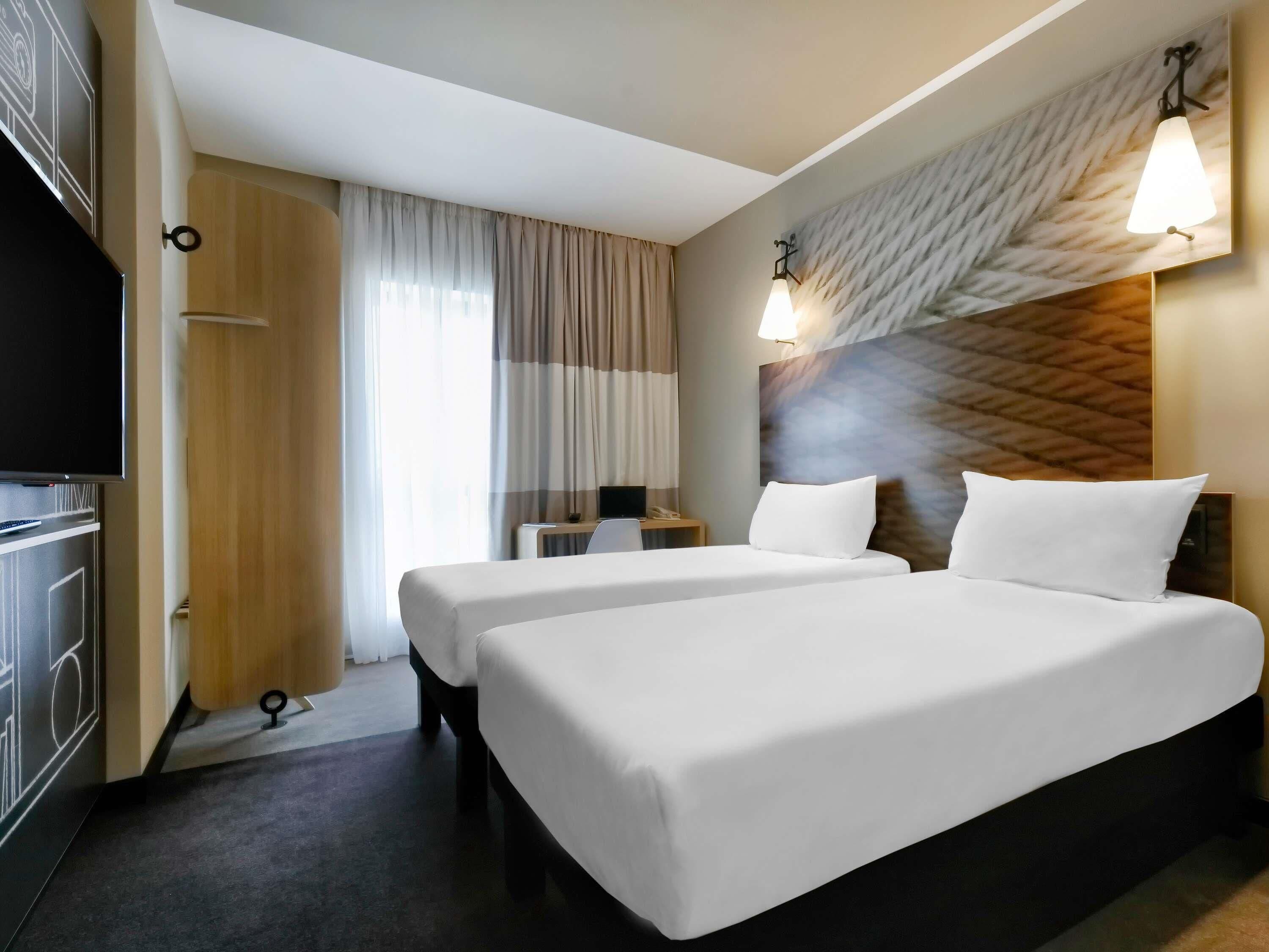 Standard Twin Room, 2 Twin Beds | Minibar, in-room safe, desk, laptop workspace