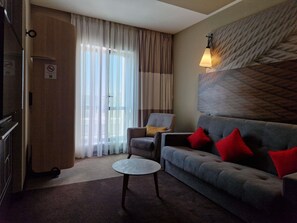 Frigobar, cofres nos quartos, escrivaninha