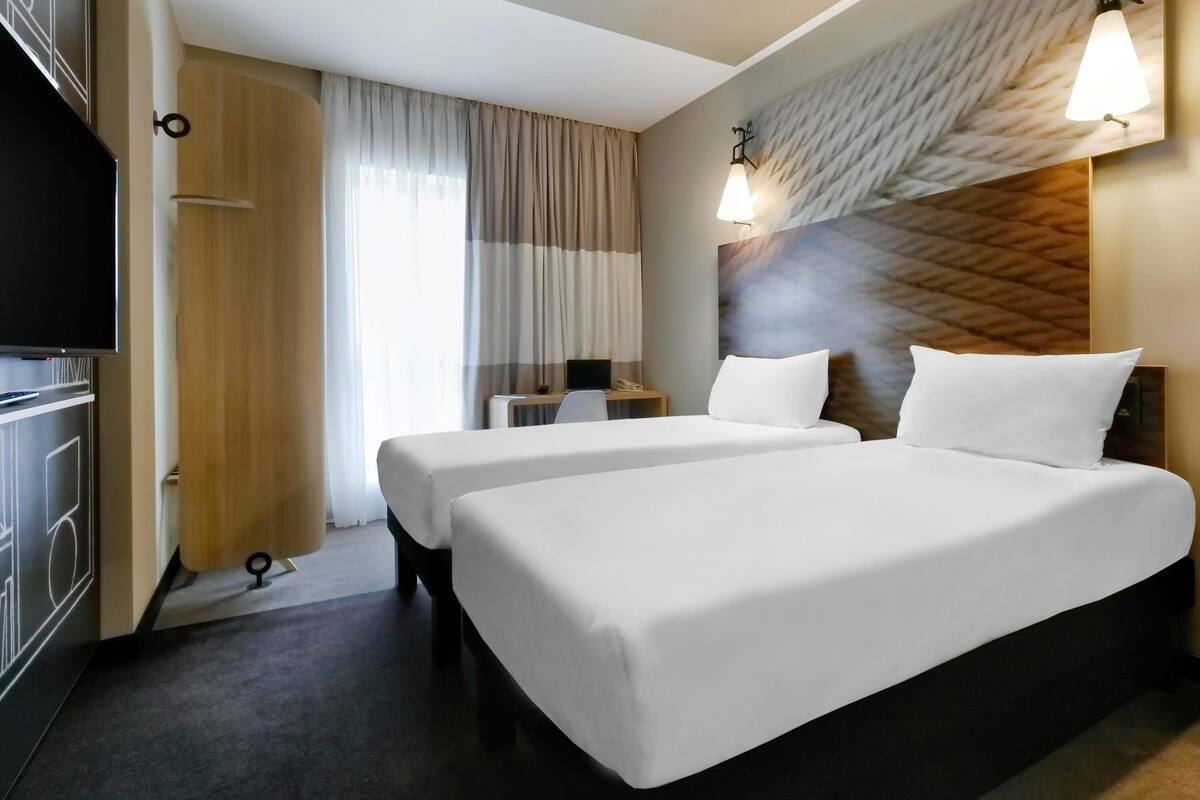 Standard Twin Room, 2 Twin Beds | Minibar, in-room safe, desk, laptop workspace