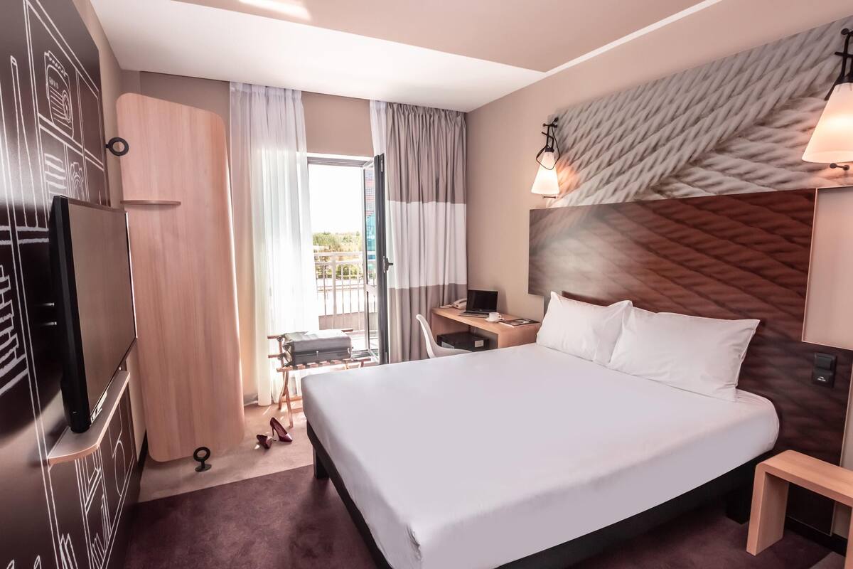 Habitación doble superior, 1 cama matrimonial | Minibar, caja de seguridad en la habitación y escritorio