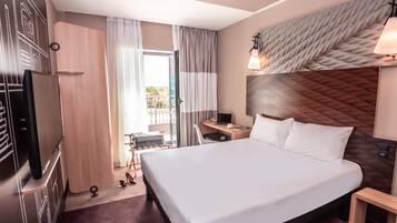 Minibar, in-room safe, desk, laptop workspace