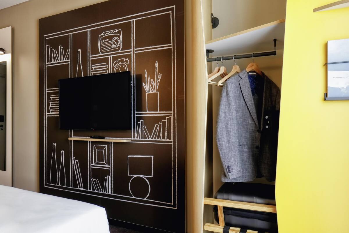 Minibar, Zimmersafe, Schreibtisch, laptopgeeigneter Arbeitsplatz