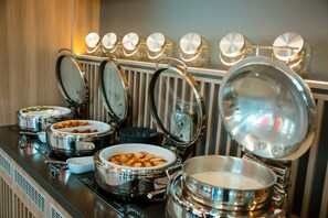 Bữa sáng buffet vào các ngày trong tuần (3500 KZT/mỗi người)
