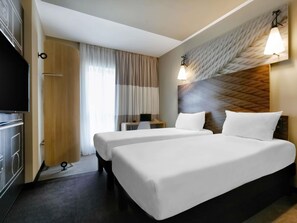 Kamar Twin Standar, 2 Tempat Tidur Twin | Minibar, brankas, meja kerja, dan ruang kerja ramah laptop