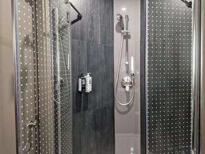 Shower, eco-friendly toiletries, hair dryer, slippers - ibis Aktobe (Aktobe)