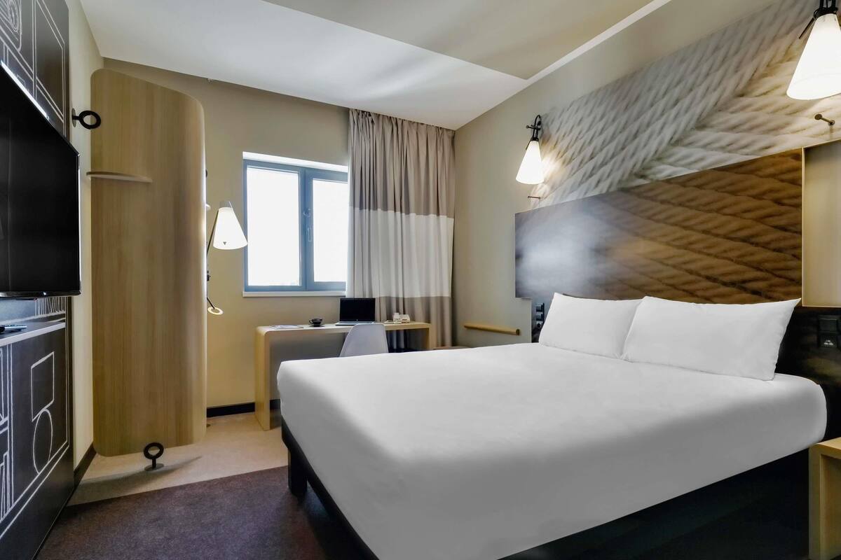 Standard Double Room, 1 Double Bed | Minibar, in-room safe, desk, laptop workspace