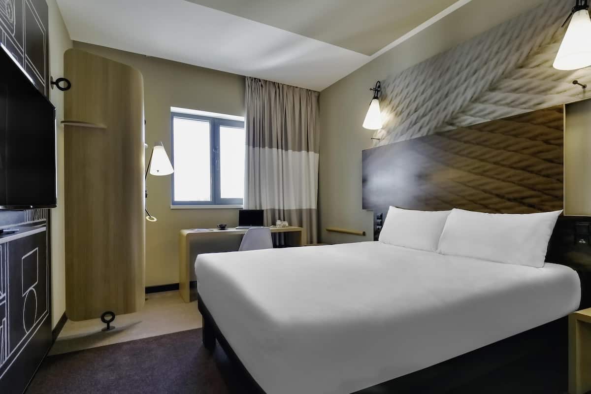Standard-Doppelzimmer, 1 Doppelbett | Minibar, Zimmersafe, Schreibtisch, laptopgeeigneter Arbeitsplatz