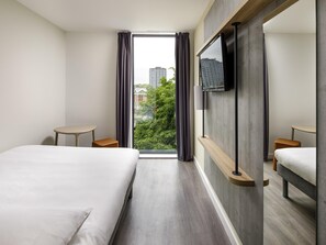 Habitación doble, 1 cama matrimonial | Escritorio, cortinas blackout, wifi gratis y ropa de cama 