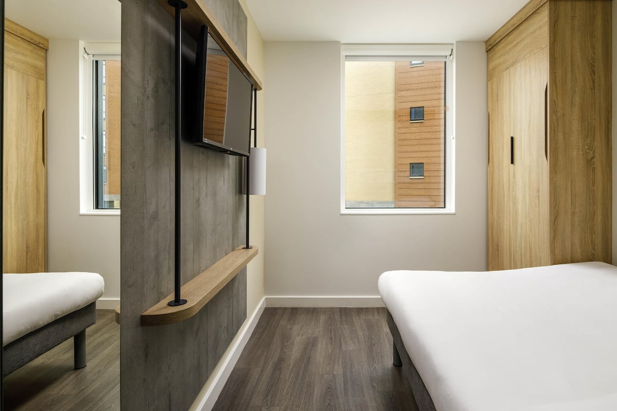 Triple Room | Desk, blackout drapes, free WiFi, bed sheets