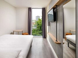 Escrivaninha, cortinas blackout, Wi-Fi de cortesia, roupa de cama