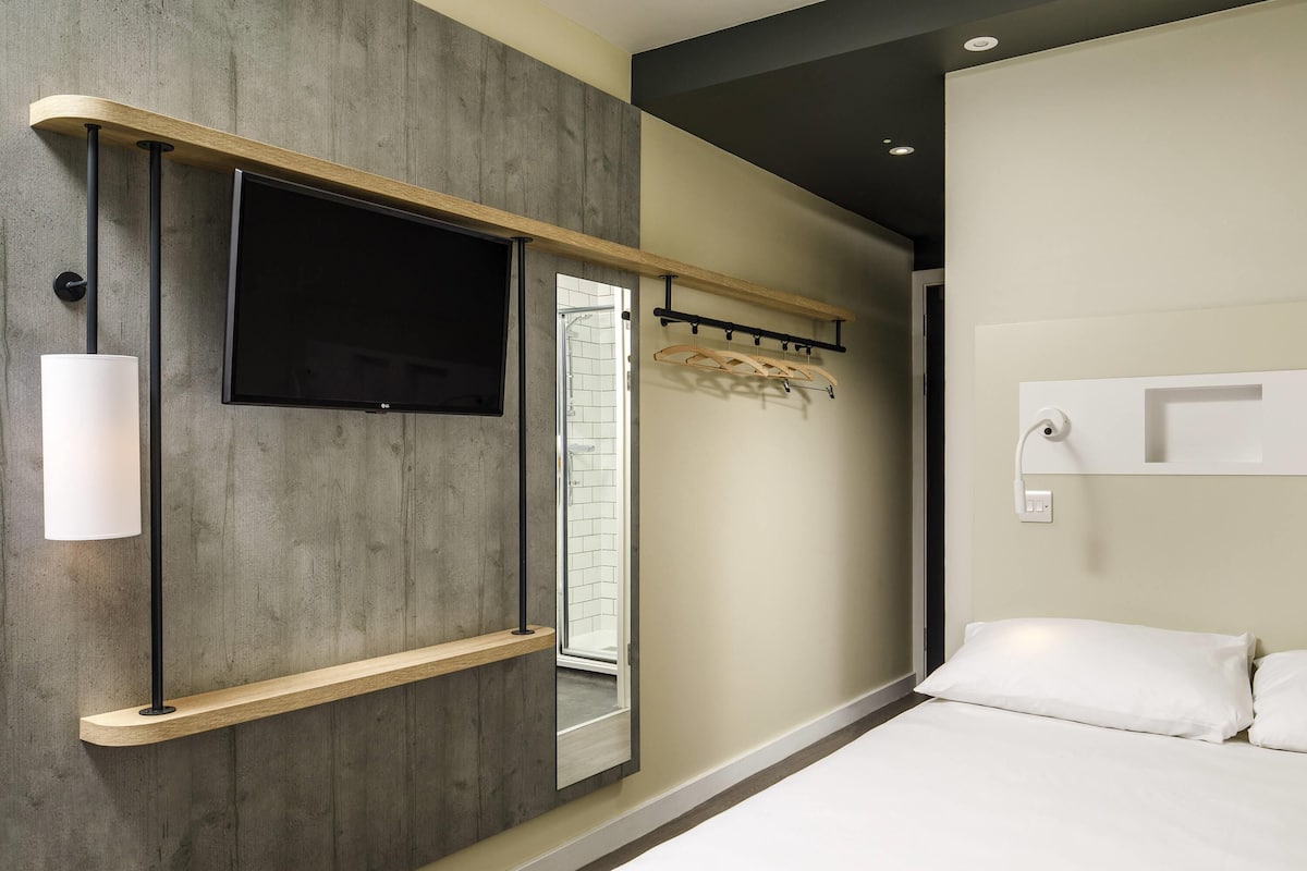 desk, blackout curtains, free wifi, bed sheets