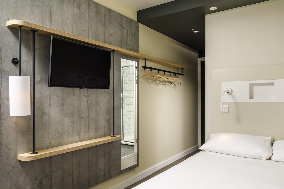 Desk, blackout curtains, free WiFi, bed sheets