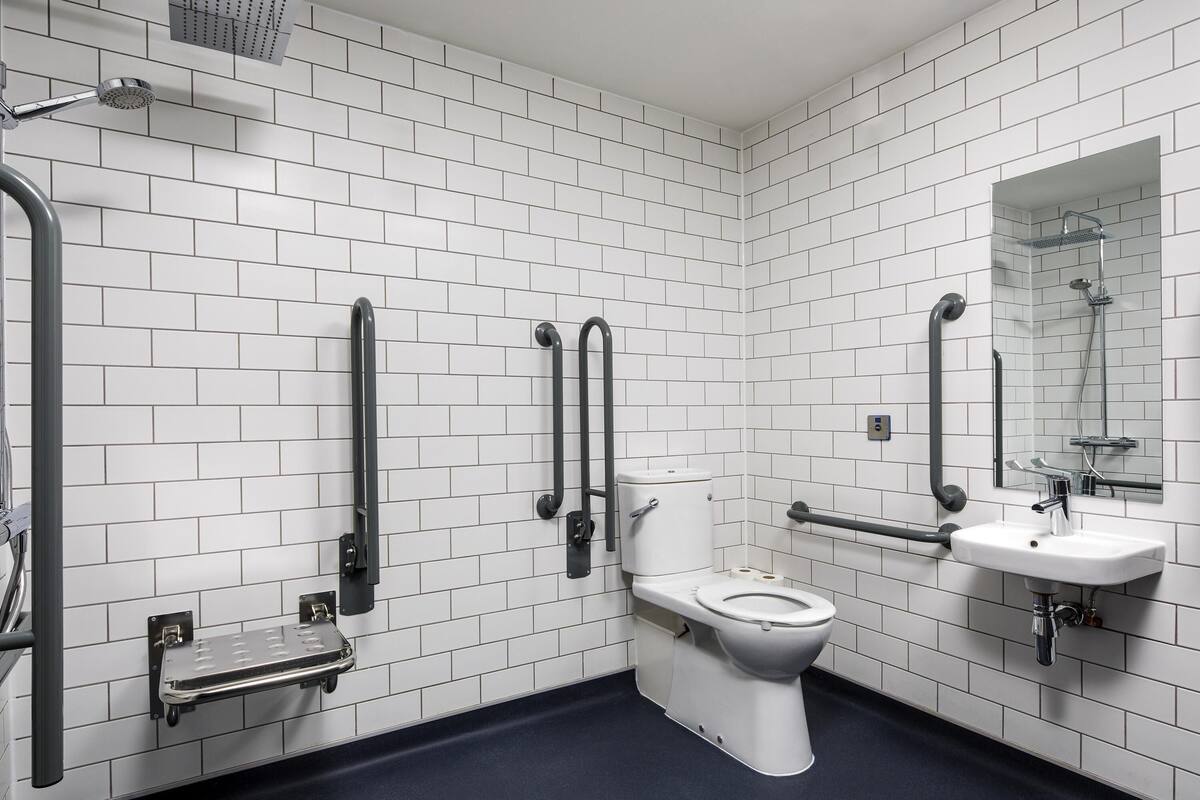 basic room, 1 double bed | desk, blackout curtains, free wifi, bed sheets