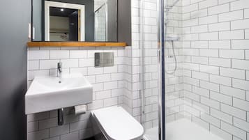 Shower, eco-friendly toiletries, towels