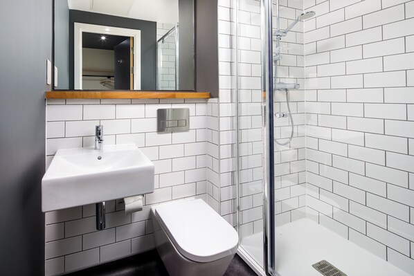 Shower, eco-friendly toiletries, towels - ibis Budget Sheffield Centre St Marys Gate (Sheffield)