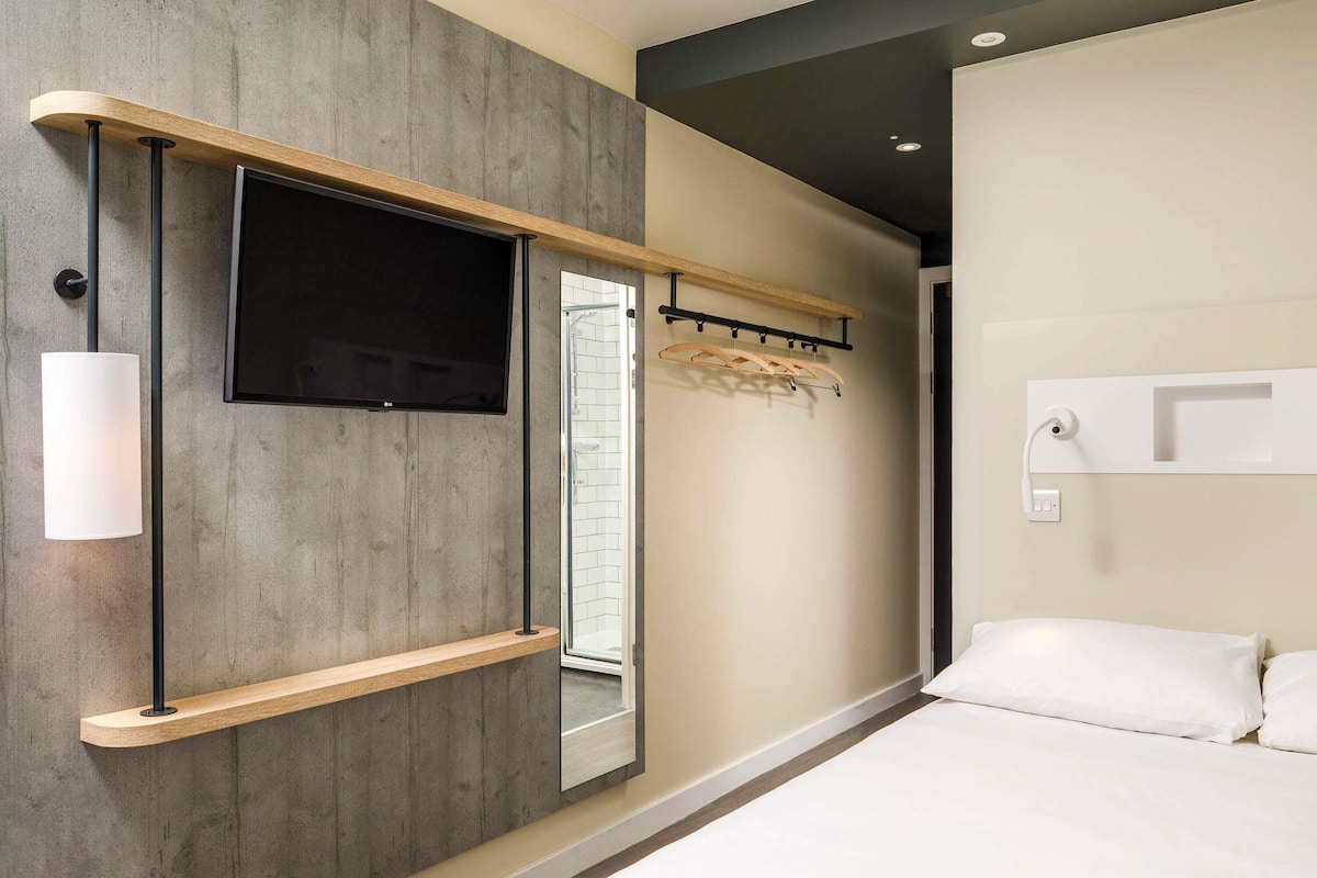Desk, blackout curtains, free WiFi, bed sheets