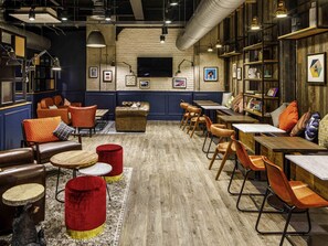 供应午餐和晚餐